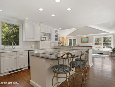 239 E Hunting Ridge Rd, Stamford, CT 06903 - photo 4