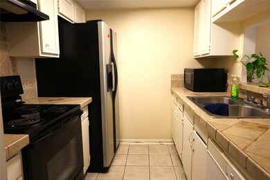 14333 Memorial Dr unit 29, Houston, TX 77079 - photo 2