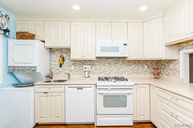 Remodeled kitchen with upgraded cabinets (with lif