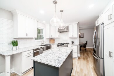 Updated kitchen w/ island