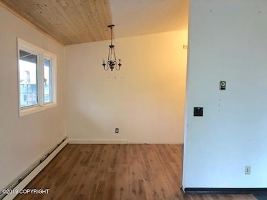 022-023735 Dining Area
