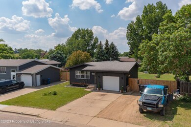 709 8th Ave E (2 of 8)