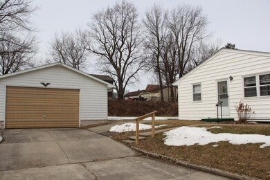 607 E 6th St S, Newton, IA 50208 - photo 3