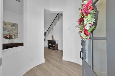 Rotunda entrance with 11' ceilings