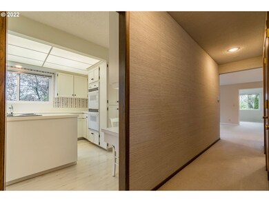 2201 Ridgeway Dr, Eugene, OR 97401 - photo 4