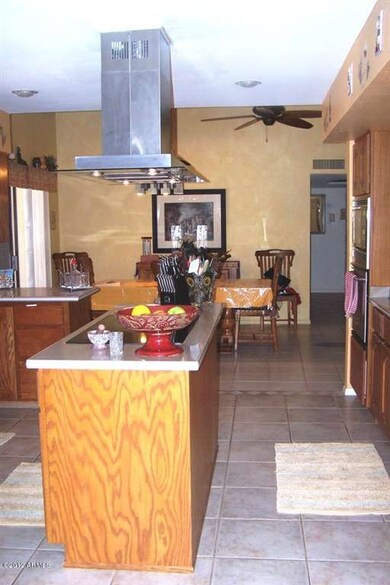 Kitchen & Dining