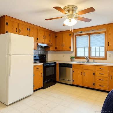 151 Smalley St, New Britain, CT 06051 - photo 2