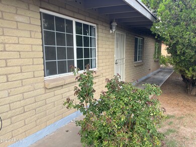 Front of House qZM0V8LC