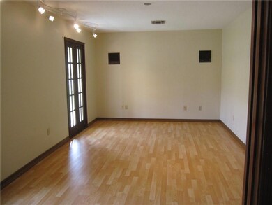 Living Room_16'x11'