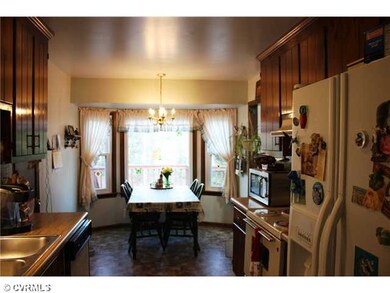Kitchen - Large eatin kitchen with walkout bay win