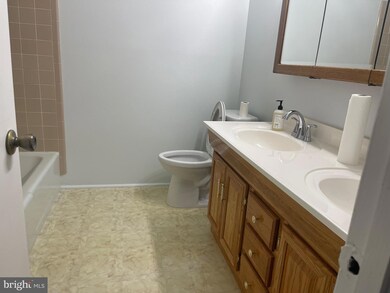 1016C Brixton Ct, Sterling, VA 20164 - photo 6