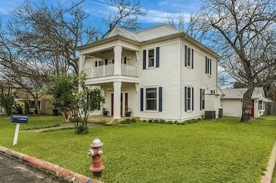 601 Bell St, Fredericksburg, TX 78624 - photo 2