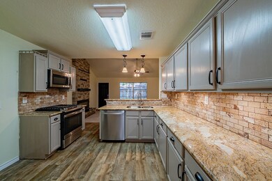 382 Windsor Square, Alvin, TX 77511 - photo 4