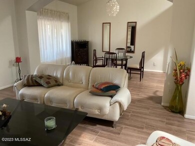 Livinhg room to thw dinintg area