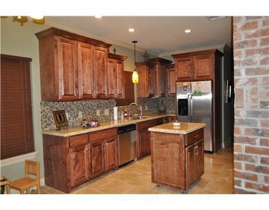 Kitchen. BEAUTIFUL KITHCEN FEATURES AMPLE CABINETS