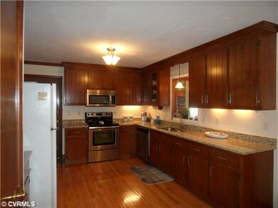 Kitchen - Updated large kitchen