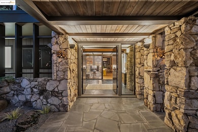 9034 Mcgurrin Rd, Oakland, CA 94605 - photo 3