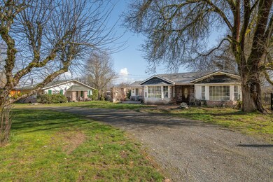 1621 Rounds Ave, Grants Pass, OR 97527 - photo 3