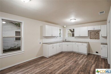 712 E Weinert St, Seguin, TX 78155 - photo 6