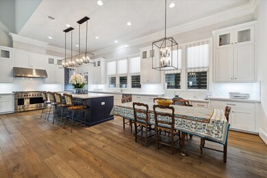 Large breakfast area with built-in desk