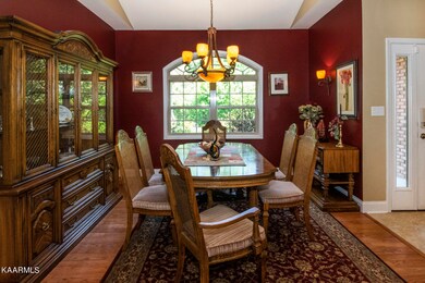 Formal Dining-Overlooks Front Garden!