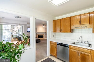 9244 Cardinal Forest Ln unit 201, Lorton, VA 22079 - photo 5