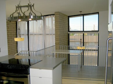 Kitchen & eat-in dining