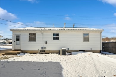 211 Edgewood Rd NW, Cedar Rapids, IA 52405 - photo 3