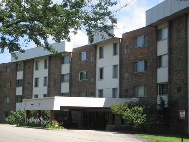 York Meadows unit 420, Elmhurst, IL 60126 - photo 2