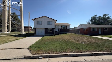 View of front of house featuring a front yard