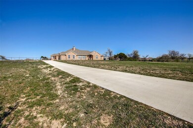 2008 Lyla Ct, Springtown, TX 76082 - photo 2