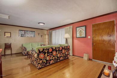 Family room w/hardwood floors