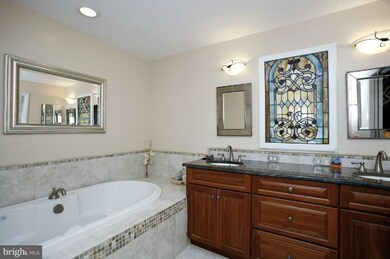 10419 Windsor View Dr, Potomac, MD 20854 - photo 4