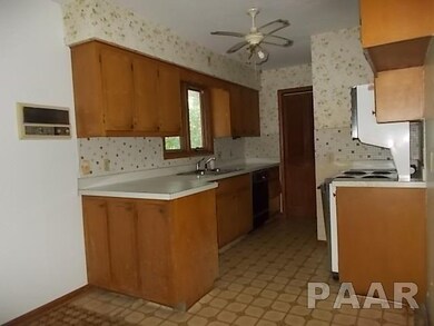 146 Lakeland Dr, Galesburg, IL 61401 - photo 5