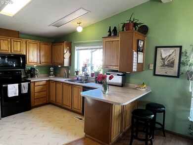 621 Dufur Ave, Maupin, OR 97037 - photo 7