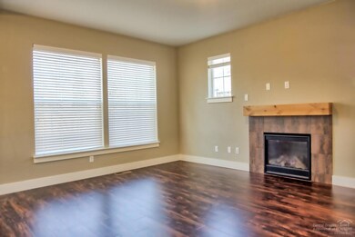 1027 SE Leonel Ln, Bend, OR 97702 - photo 2