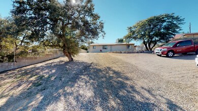 420-N-Chaparral-St-Convenient-Driveway