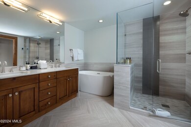 CampHale_Bath1