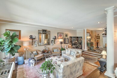 307 Confederate Circle living room