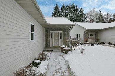 5011 Hidden Pines Ct, Midland, MI 48640 - photo 2