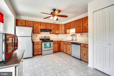 9598 Donnan Castle Ct, Laurel, MD 20723 - photo 3