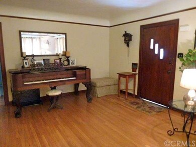 Original Oak Floors, Coved Ceiling & Picture Rail 