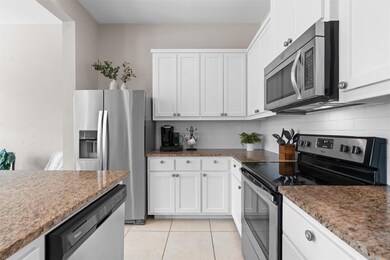 Kitchen with appliances with stainless steel fini