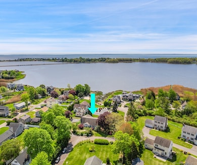 1 Lighthouse Lane - Water views and a short walk to Saybrook point or town center.