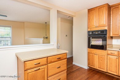 8800 Lantana Dr, Louisville, KY 40229 - photo 7