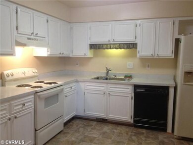 Kitchen - Light and Bright Kitchen with newer Stov