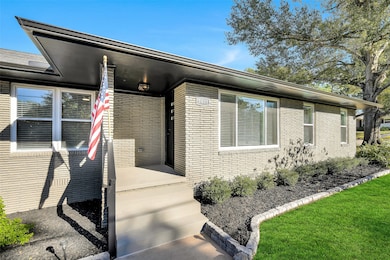 1403 S Chappell Hill St, Brenham, TX 77833 - photo 2