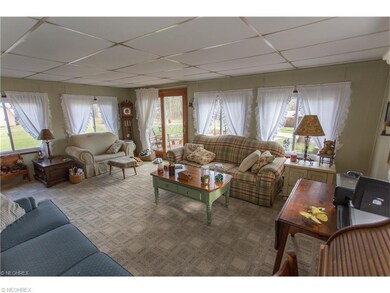 SPACIOUS LIVINGROOM/SUN ROOM