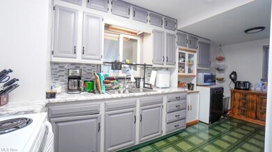 Kitchen with backsplash, refrigerator, light count