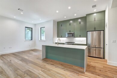 Kitchen with appliances with stainless steel fini